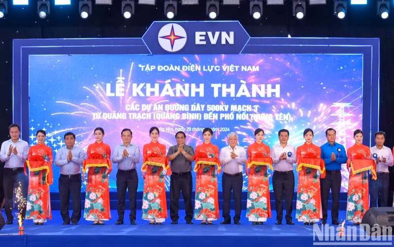 PM Pham Minh Chinh and other delegates perform the ribbon-cutting ceremony for the Circuit-3 500kV transmission line projects.