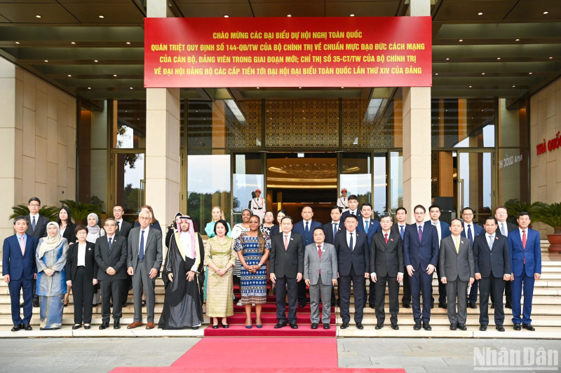 NA Chairman Tran Thanh Man and delegates (Photo: NDO)