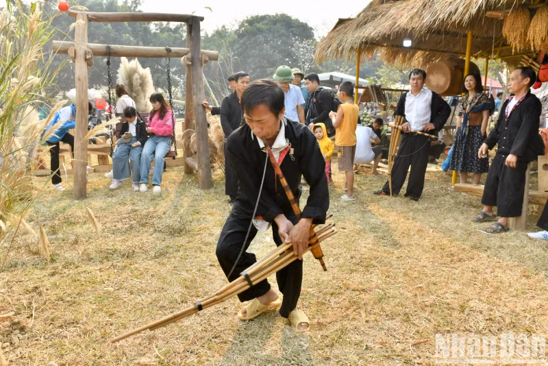 A performance with the Mong ethnic group’s Khen (Flute) at the event.