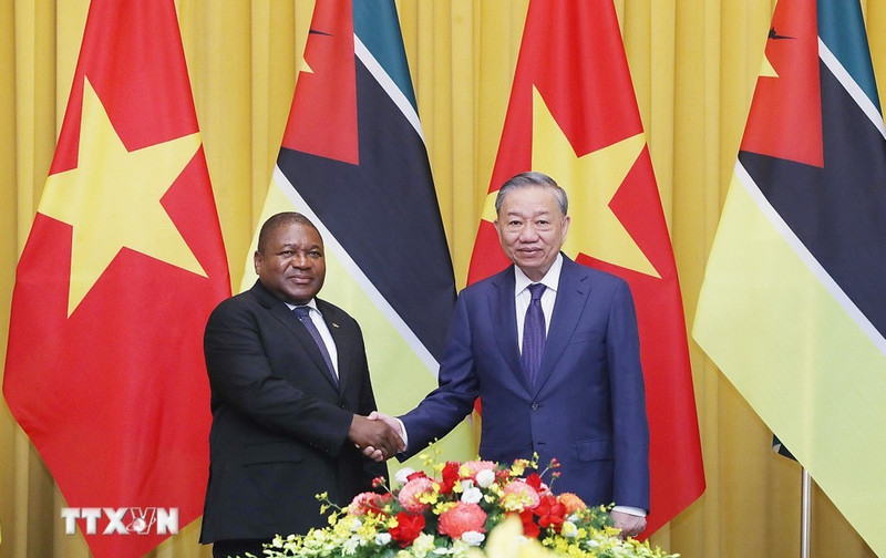 Party General Secretary and State President To Lam (Right) and Mozambican President Filipe Jacinto Nyus. (Photo: VNA) 