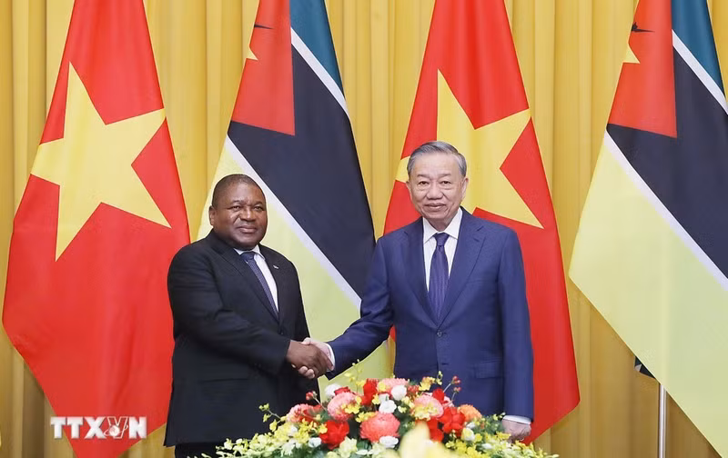 Party General Secretary and State President To Lam (Right) and Mozambican President Filipe Jacinto Nyus. (Photo: VNA) 