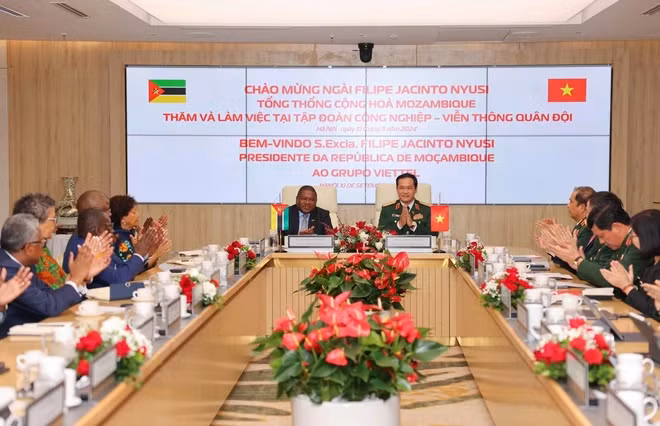Mozambican President Filipe Jacinto Nyusi visits the Military Industry and Telecommunications Group (Viettel) on September 10 (Photo: VNA)