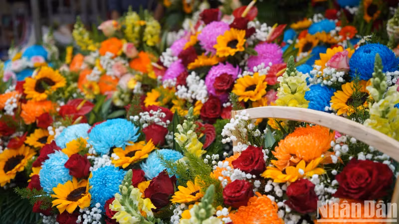 Many colorful flowers are sold at the market. Many colorful flowers are sold at the market.