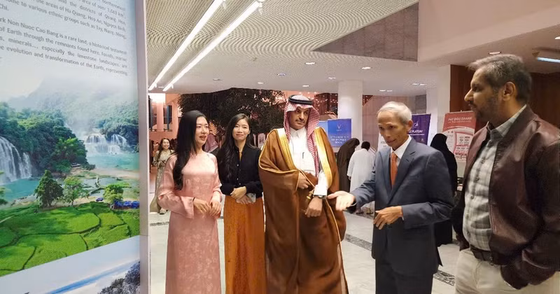 Vietnamese Ambassador to Saudi Arabia Dang Xuan Dung introduces Middle Eastern guests to Vietnam's cultural heritages.