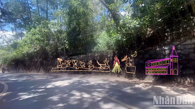 Da Lat Art Street is equipped with LED lighting systems simulating ancient architectural structures, gong culture, and the musical city.