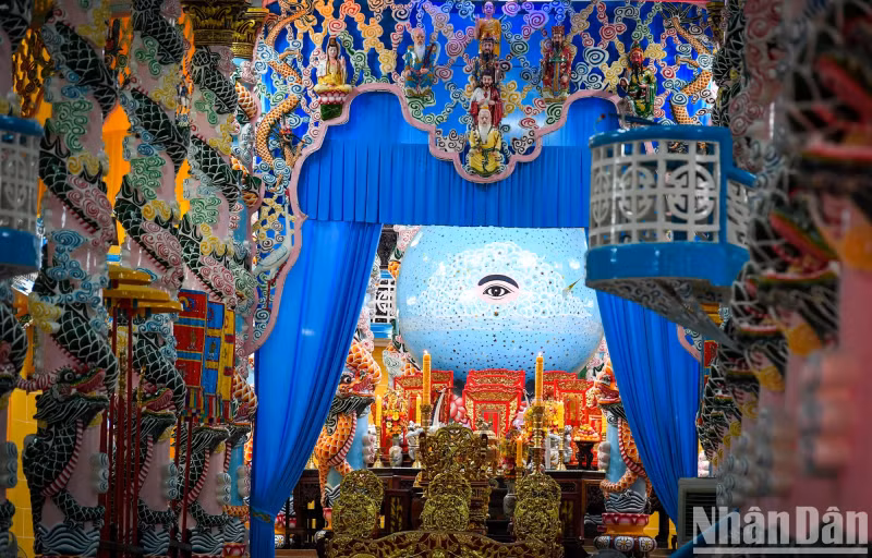 The bat quai (bagua) area is located at the end of the Holy Temple and has a yellow painted roof. This area has eight dragon-designed pillars arranged in a bagua shape. In the middle, there is a celestial sphere with a diameter of 3.3 metres. This is also a special part of the Holy See compared to others of Caodaism. The celestial sphere symbolises the cosmogony of the religion.