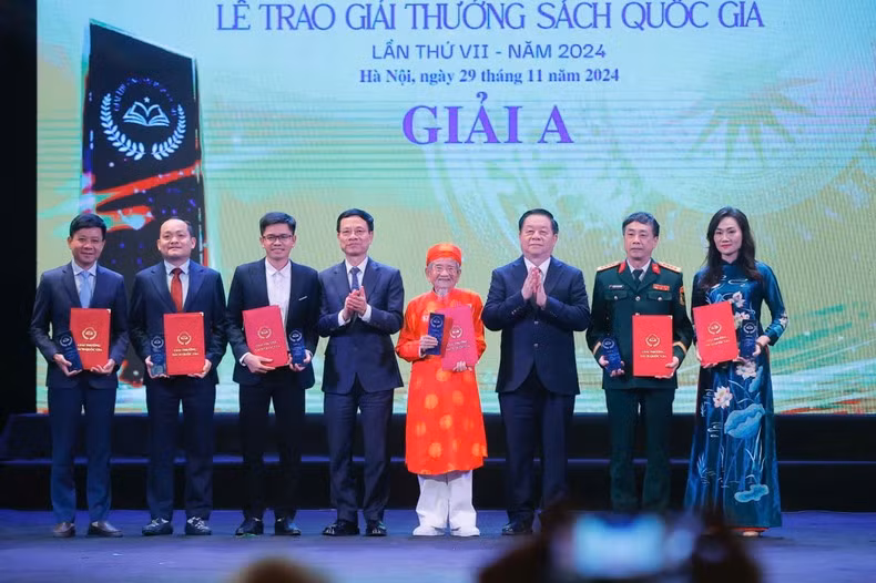 The A prize-winning authors and publishing units. (Photo: MINH QUYET)