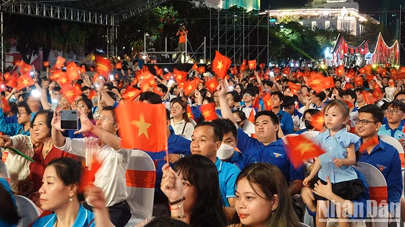 The audiences wave national flags.