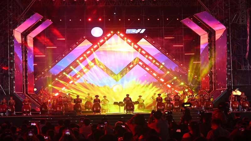 The festival opens with a drum performance themed “Quintessence of the land of martial arts”.