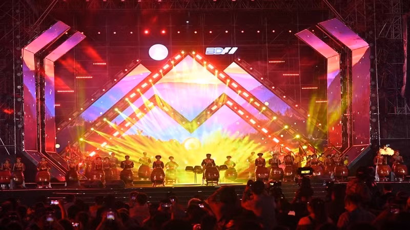 The festival opens with a drum performance themed “Quintessence of the land of martial arts”.