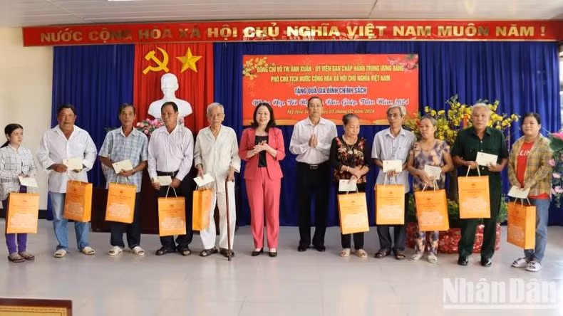 The delegation of Vice President Vo Thi Anh Xuan presents gifts to poor households in My Hoa Hung Commune.