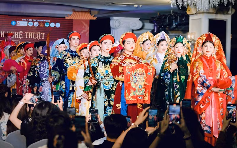 The show of the costumes in incarnations (gia chau) during the practice of ‘hau dong’, a particularly attractive ritual in the religion of Mother Goddesses Worship. (Photo courtesy of the organisers)