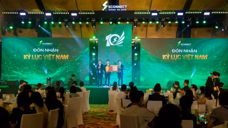 Representatives from VietKings award the Vietnam Record to Wolfoo Game. (Photo: BAO CHAU)