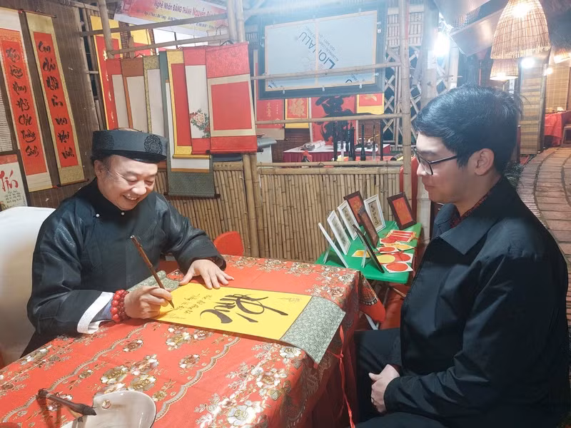 Visitors are eager to receive calligraphic works.