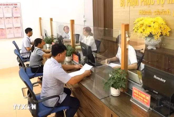 At the public administrative service unit in Viet Thanh commune, Tran Yen district, Yen Bai province. (Photo: VNA)