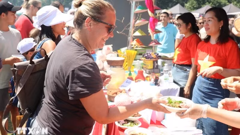 Vietnam’s traditional foods attract a large number of visitors at the fair. (Image for illustration/Photo: Ngoc Bien/VNA)