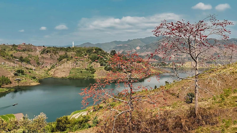 Beautiful scenery of the northwestern mountainous region in the MV entitled “Khoi lam chieu” (Blue smoke in the sunset) by singer Ha Thom.