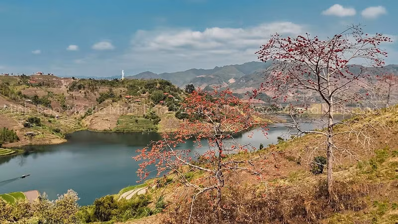Beautiful scenery of the northwestern mountainous region in the MV entitled “Khoi lam chieu” (Blue smoke in the sunset) by singer Ha Thom.