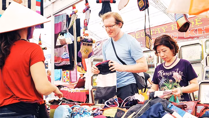 Craft items attract tourists’ interest. (Photo: HAI NAM)
