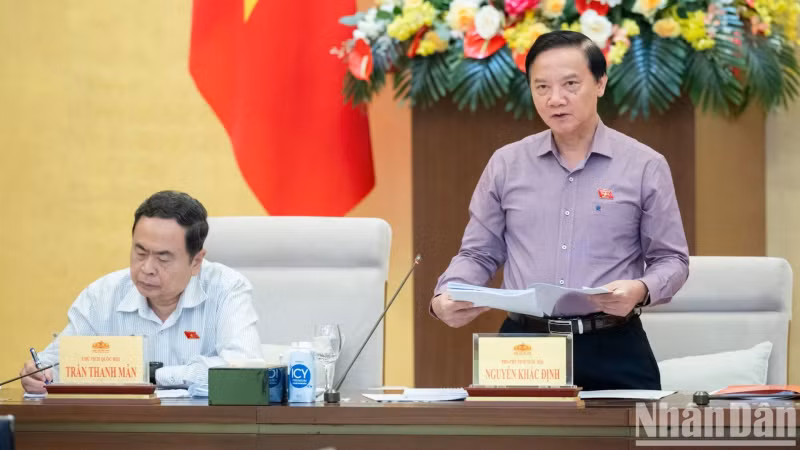 NA Vice Chairman Nguyen Khac Dinh delivers remarks at the meeting.