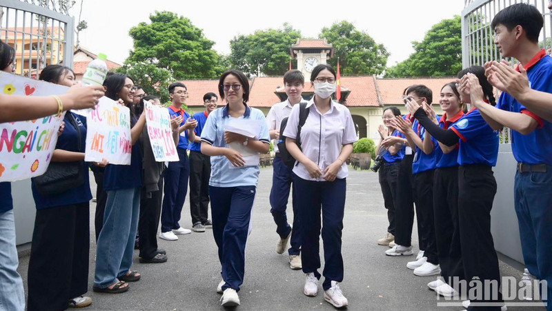The candidates share their joy with youth volunteers after completing their literature test.