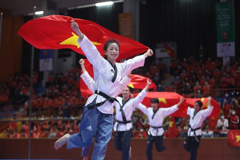 The photo “Bay Len Vietnam” (Flying High, Vietnam) by Bui Cuong Quyet wins first prize at the 2023 ‘Happy Vietnam’ photo and video contest. 