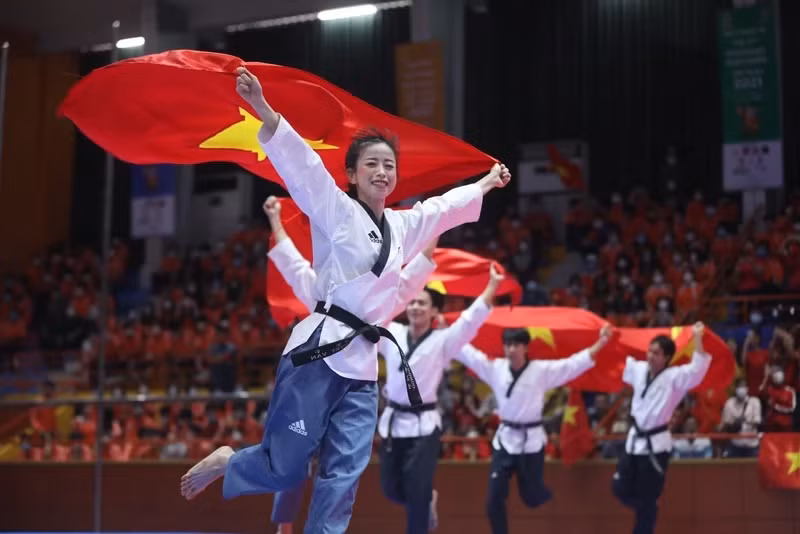 The photo “Bay Len Vietnam” (Flying High, Vietnam) by Bui Cuong Quyet wins first prize at the 2023 ‘Happy Vietnam’ photo and video contest. 