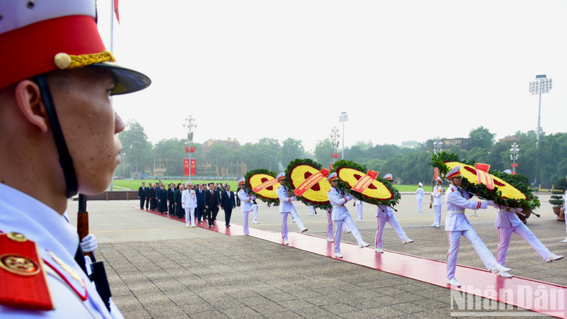Leaders and former leaders of the Party, State, Government, National Assembly, and Vietnam Fatherland Front pay tribute to President Ho Chi Minh at his mausoleum (Photo: NDO) 