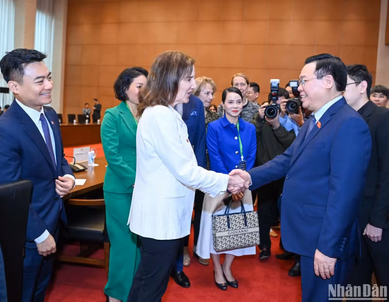 NA Chairman Vuong Dinh Hue and the USABC’s businesses at the reception.