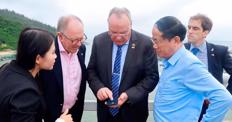 Chairman of Binh Dinh Provincial People’s Committee Pham Anh Tuan (far right) discusses potential project sites with PNE Group leadership.