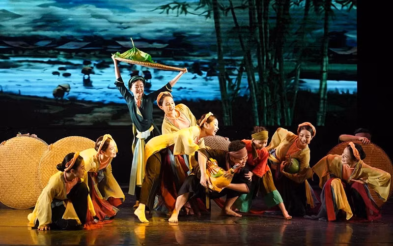 A dance performance by artists from the Military University of Culture and Arts. 