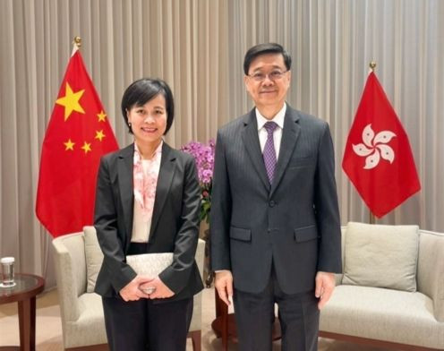 Vietnamese Consul General in Hong Kong and Macau Le Duc Hanh (L) and Chief Executive of the Hong Kong Special Administrative Region (China) John Lee. (Photo: VNA)