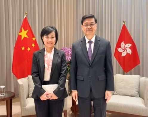 Vietnamese Consul General in Hong Kong and Macau Le Duc Hanh (L) and Chief Executive of the Hong Kong Special Administrative Region (China) John Lee. (Photo: VNA)