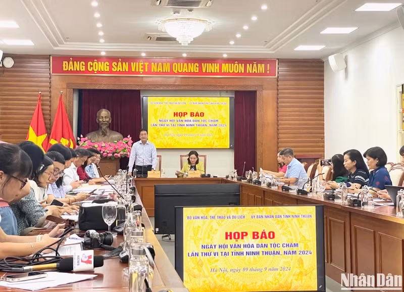 At the press conference for the 2024 Cham Ethnic Culture Festival. 