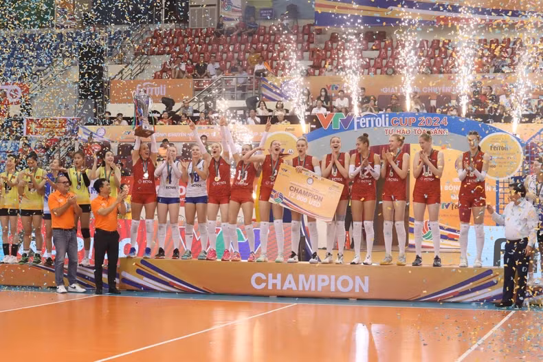 Korabelka Club wins the championship trophy. (PHOTO: TUAN DOAN)