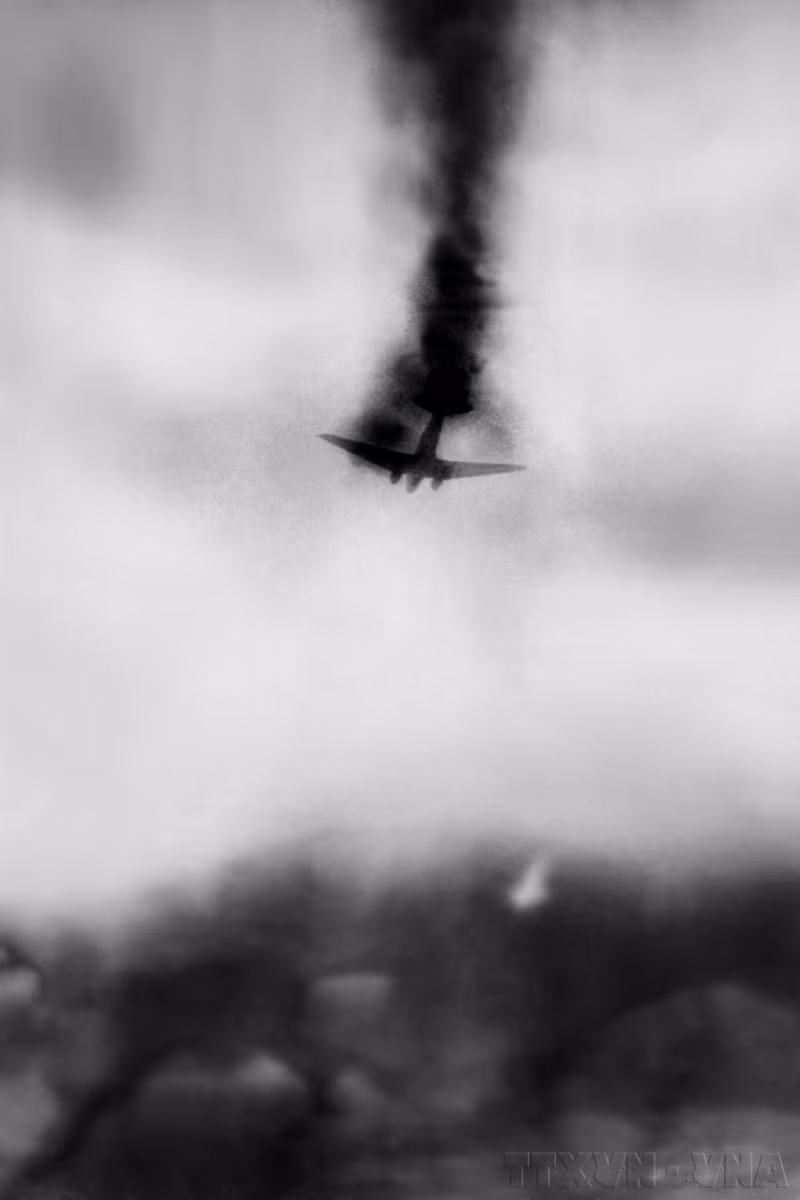 During the Dien Bien Phu Campaign, Vietnamese troops shot down and destroyed 177 aircrafts of all types of the enemy, of which 62 were shot down by the air defense force. (Photo: One of the 62 French planes shot down by Vietnamese troops was burning in the sky over Dien Bien./Source: VNA)