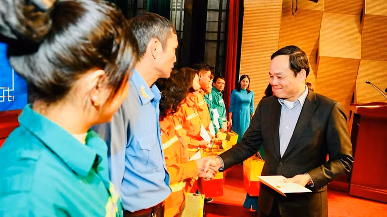 Deputy PM presents Tet gifts to workers in the port city.