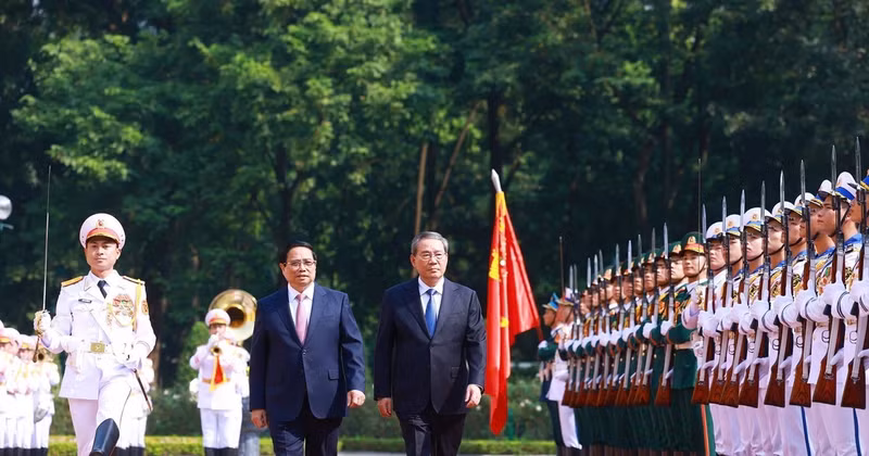 Prime Minister Pham Minh Chinh and Chinese Premier Li Qiang review the Guard of Honour of the Vietnam People's Army. (Photo: VNA)