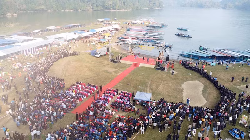 The festival takes place on the mudflats along Ba Be Lake. (Photo: TUAN SON)