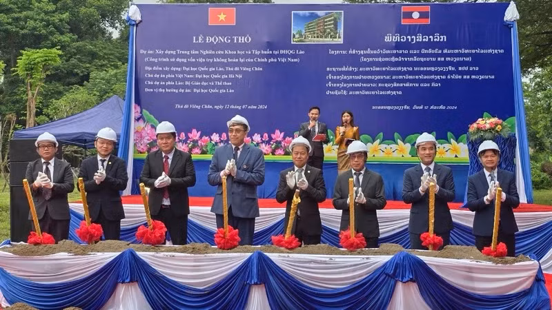 Leaders of the VNU – Hanoi and NUL join the groundbreaking ceremony for the Scientific Research and Training Centre at the NUOL.