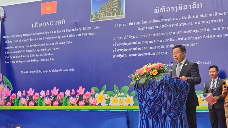 Director of the VNU-Hanoi, Le Quan, speaks at the groundbreaking ceremony.