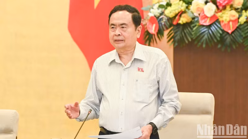 NA Chairman Tran Thanh Man addresses the meeting, highlighting the topics for discussion at the meeting.