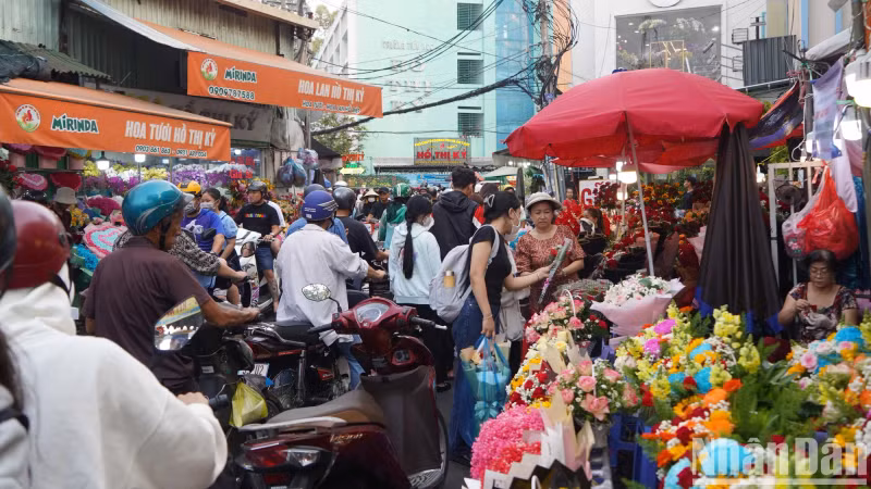 The largest flower market in Ho Chi Minh City is crowded with customers. The largest flower market in Ho Chi Minh City is crowded with customers.
