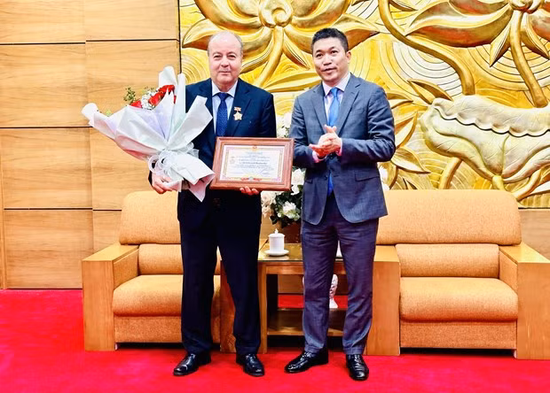 President of the Vietnam Union of Friendship Organisations (VUFO) Phan Anh Son (right) presents the insignia "For Peace and Friendship among Nations" to Algerian Ambassador to Vietnam Abdelhamid Boubazine. (Photo: VNA) 
