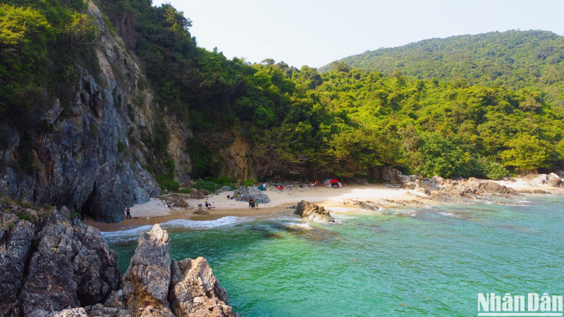 Ghenh Bang is a beautiful and pristine beach that has attracted tourists and young people in Da Nang.