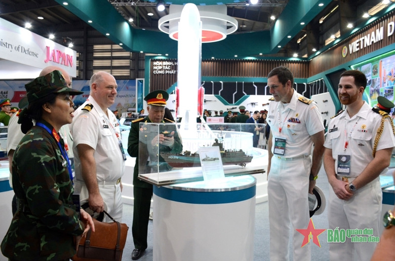 Vice Admiral Angus Topshee, Commander of the Royal Canadian Navy (second from the right), visited the display booth of the General Department of Defence Industry at the Vietnam International Defence Expo2024. (Photo: HA PHUONG/qdnd.vn)