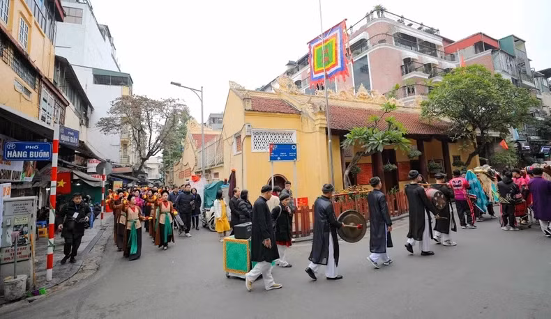 The procession passes through Bach Ma Temple.