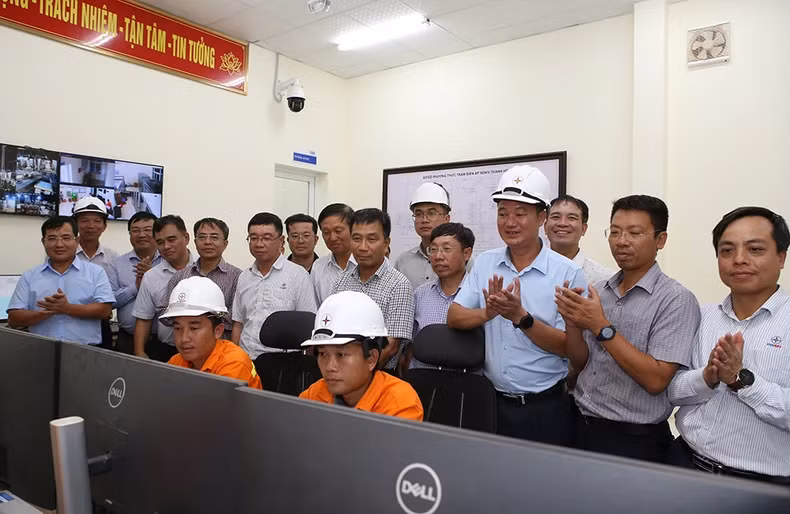 The National Power Transmission Corporation (EVNNPT) leaders witness the successful energisation of the Quang Trach - Quynh Luu 500kV line. (Photo: Le Linh - EVNICT)