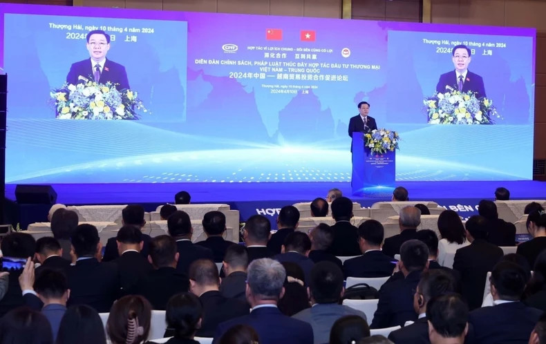 National Assembly (NA) Chairman Vuong Dinh Hue speaks at the forum. (Photo: VNA) 