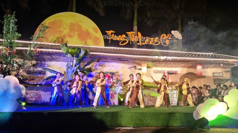 An art performance by local children within the programme.